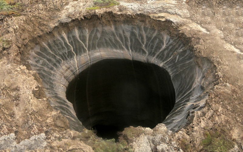 Воронка от взрыва подземных скоплений метана или древние остатки разработанной кимберлитовой трубки на Ямале