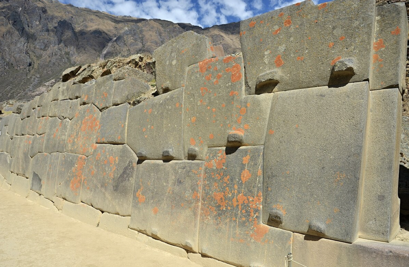 Незаконченная стена из мегалитической кладки в Ольянтайтамбо (Перу)
