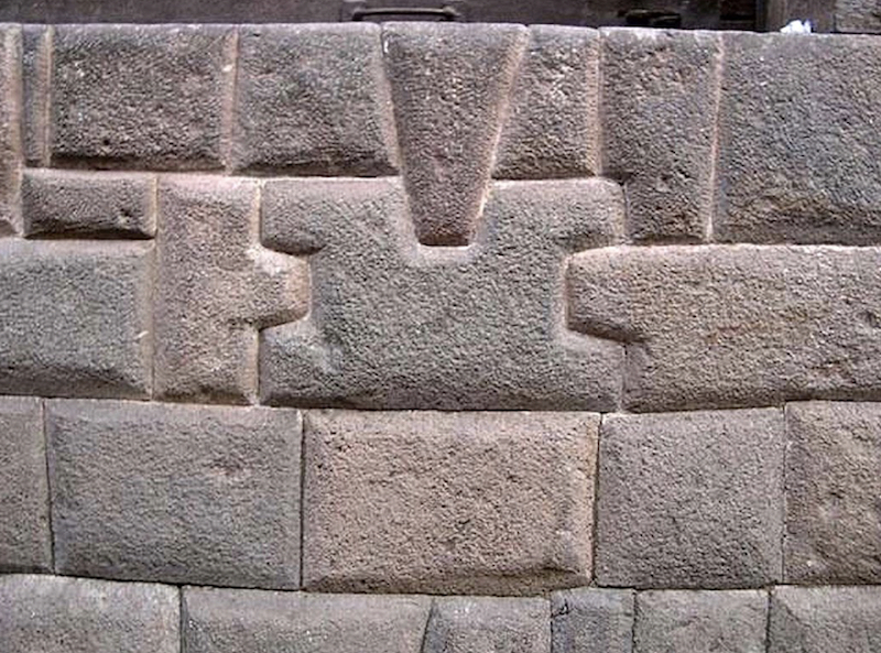 Мегалитическая каменная кладка стены
