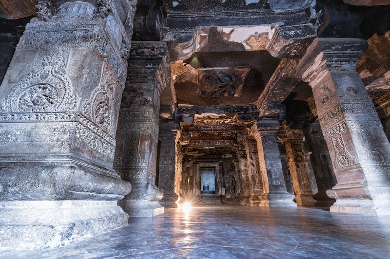 Внутренние помещения каменного храма Кайлаш