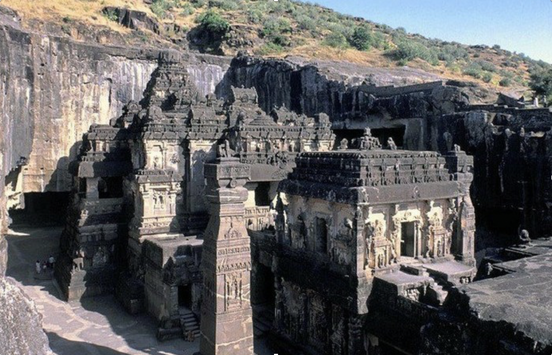 Храм Кайлаш, выполненный из цельного массива скалы. Эллора. Индия