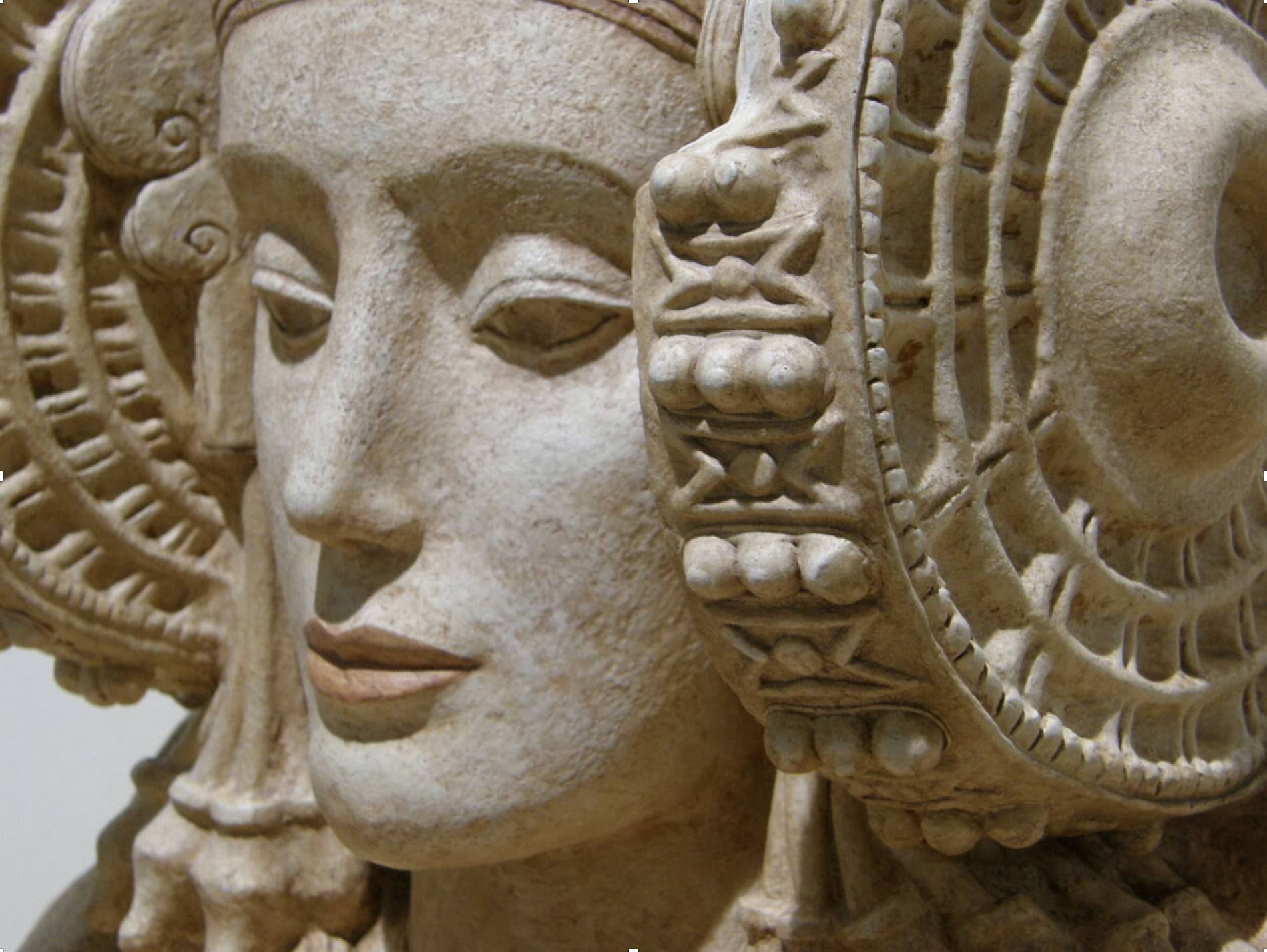 Фрагмент каменного бюста «Дама из Эльче». Лувр. Франция