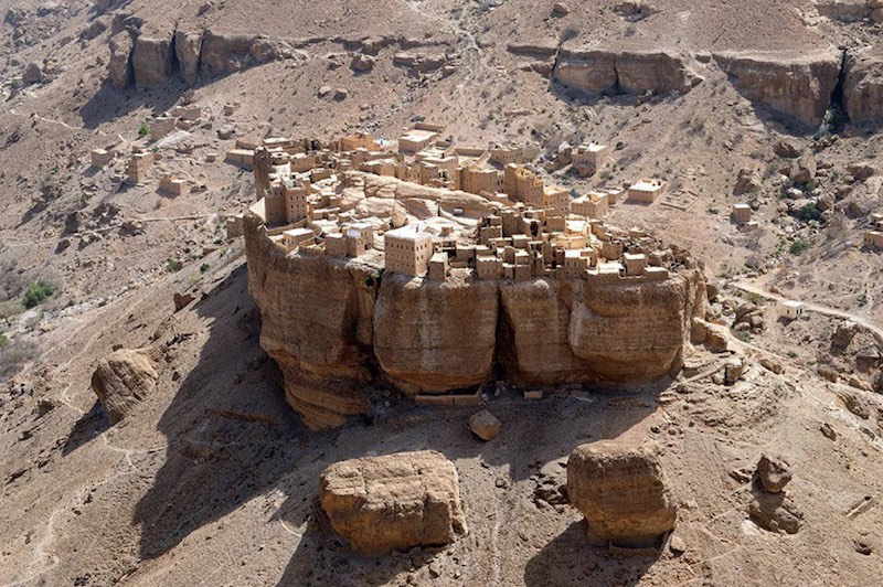 Строения на скале Хайд Аль-Джазил. Йемен 