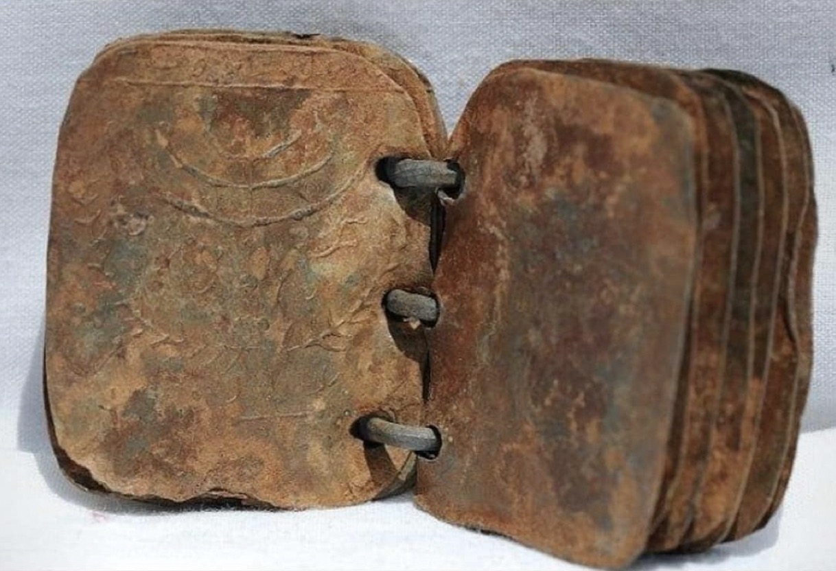 Металлические книги таинственной библиотеки в Эквадоре
