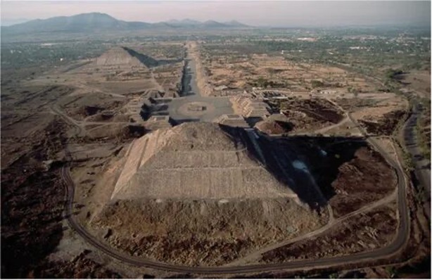 Рис. 17. Пирамида Луны в процессе реставрации в Теотиуакане (Мексика) 
