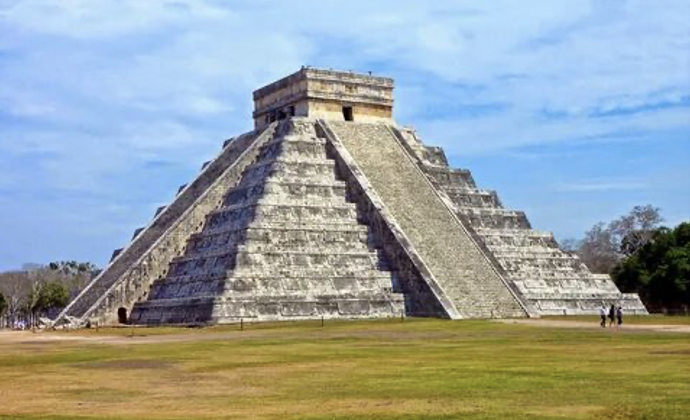 Пирамида с храмом Пернатого змея