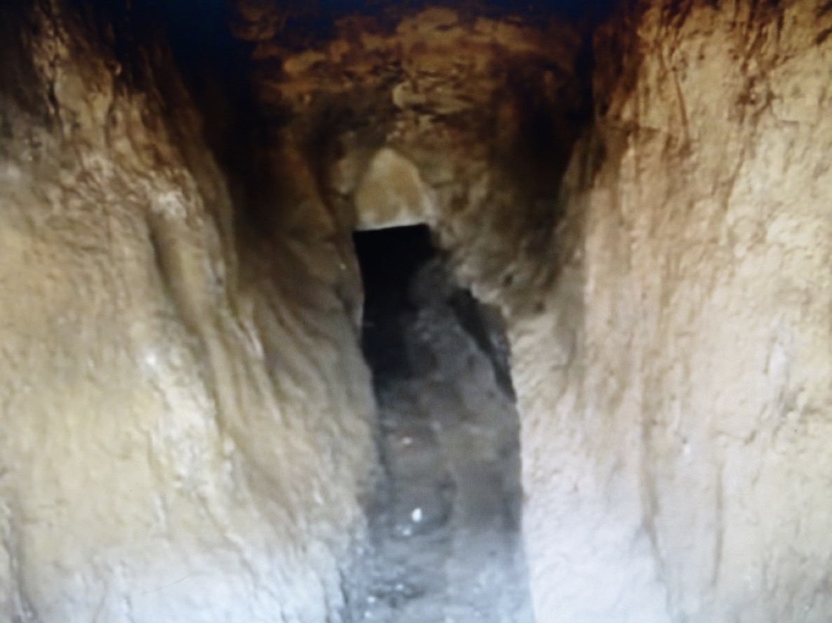Узкий тоннель храма Кайлаш