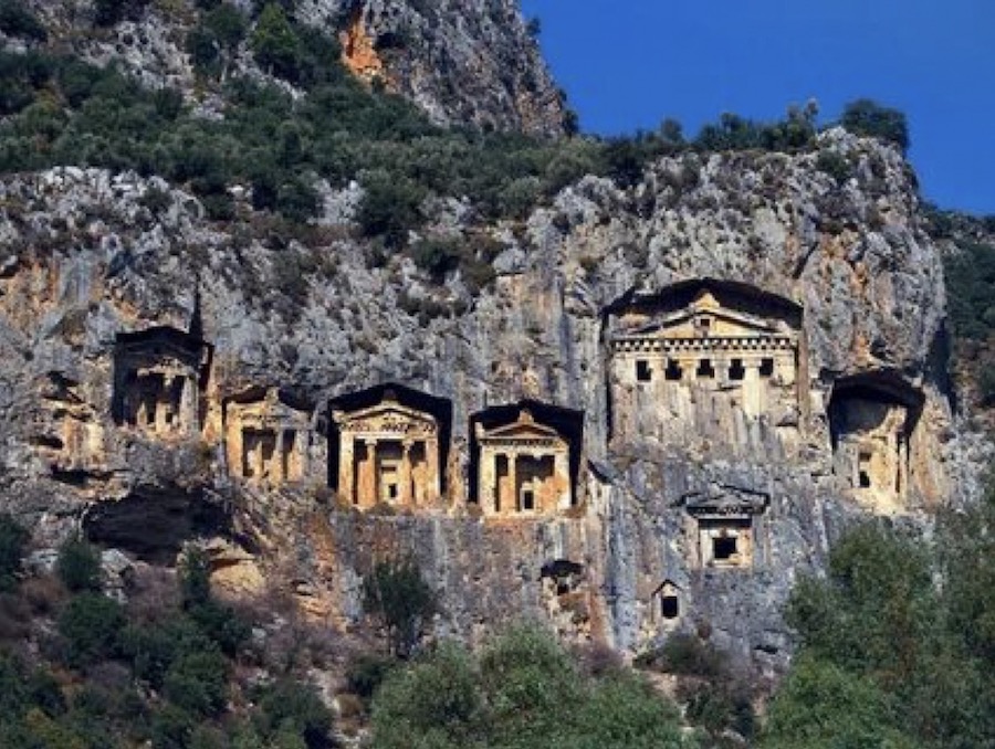 Вид скальных ликийских гробниц в городах Дальяне, Фетхие и Мире (Турция)