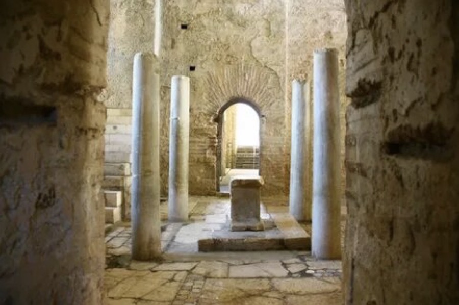 Внутри одной из ликийских гробниц Миры