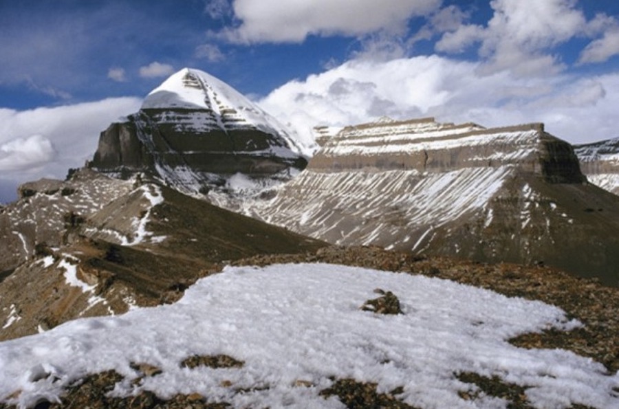 Незаконченное строительство скального комплекса, с горой Кайлас в качестве пирамиды, в Тибете