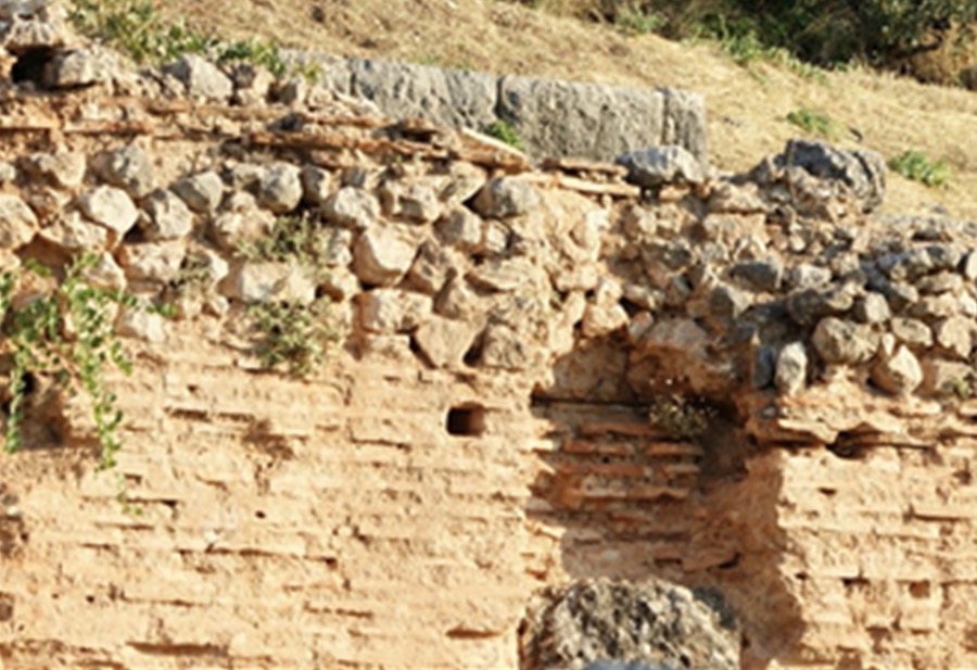 Сейсмоизолирующие слои в фундаменте древнего сооружения в Греции