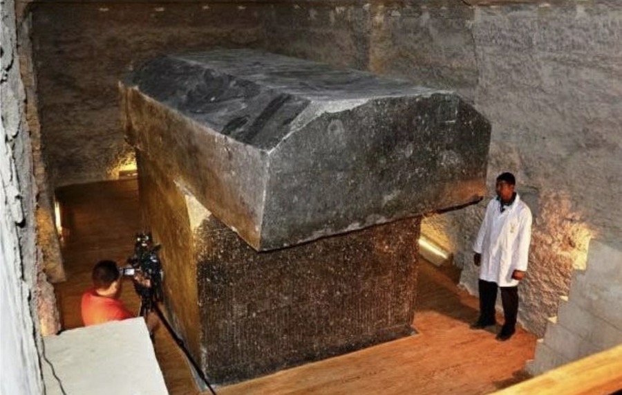 Стотонные мраморные пустые саркофаги Серапиума в Саккаре (Египет)