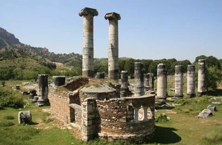 Остатки храма Артемиды в Сардисе после раскопок и удаления грунта