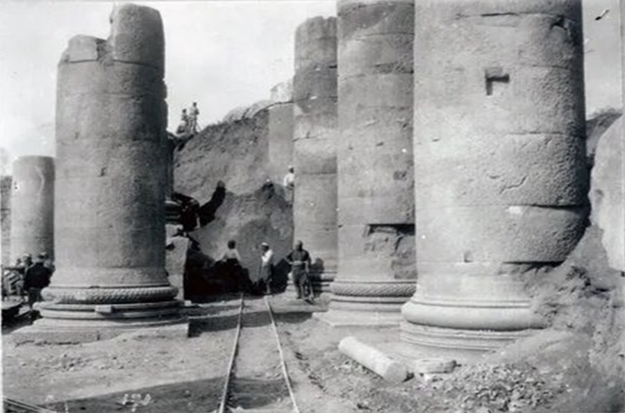 Занесённые грунтом остатки храмового сооружения в городе Бейт-Шеане в Израиле