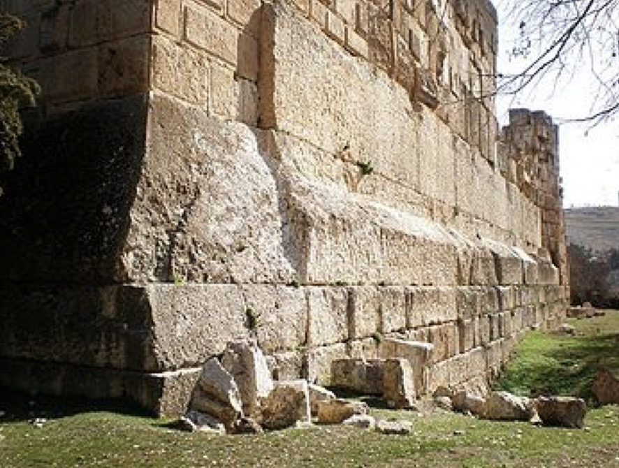 Три 800-тонных известковых блока в основании храма Юпитера. Ливан
