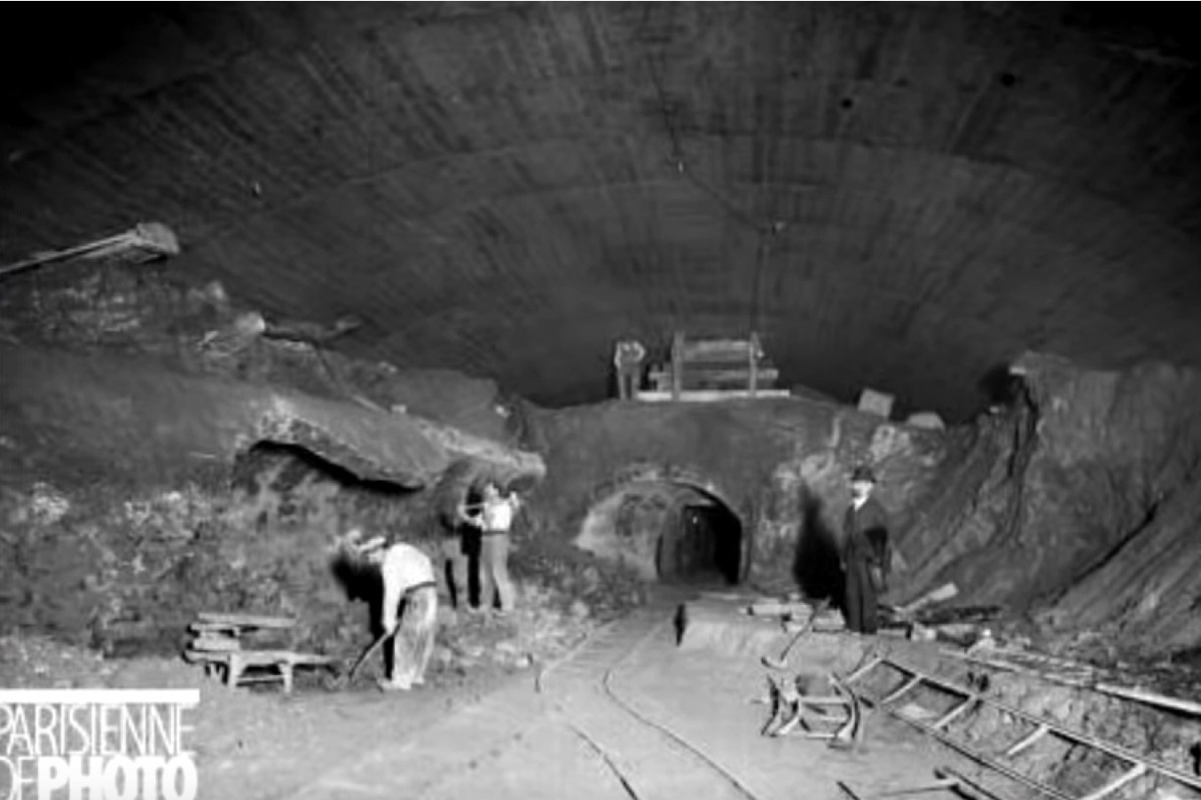 Расчистка завалов древних подземелий под будущее парижское метро