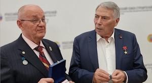 Валерия Мозолевского наградил Ефим Басин 