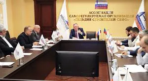 Али Шахбанов (в центре) во время заседания Совета СРО