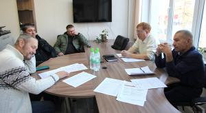 Приём кандидатов ведут Юрий Удовенко и Александр Лесков (оба справа)