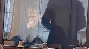 Александр Зварыгин в зале суда в «аквариуме»