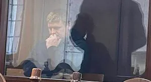 Александр Зварыгин в зале суда в «аквариуме»