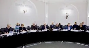 Анвар Шамузафаров (крайний слева) представил Генсхему расселения 