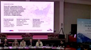 Антон Мороз (в центре)