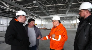 Валерий Мозолевский (в центре) решает вопросы и на стройплощадках