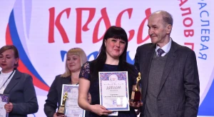 Награждает Анвар Шамузафаров