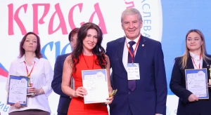 Награждает Леонид Чернышов