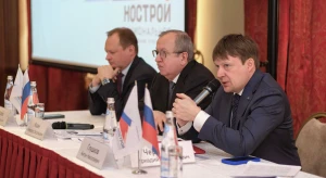 Выступление Антона Глушкова, рядом – Александр Ишин и Антон Мороз