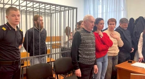 В суде Владимир Вакс (впереди) и его сын Илья (в «аквариуме») 