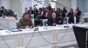 Выступление Валерия Мозолевского (в центре) 