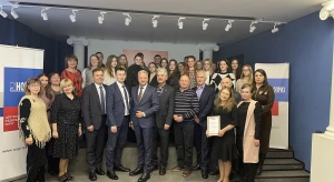 Александр Тихонов (в самом центре) с участниками конкурса «Феникс» и экспертами