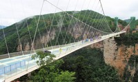 Жуткие стеклянные мосты Китая 