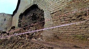 Обвалившаяся на следующий день после «реставрации» стена Изборской крепости 