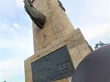 Один из барельефов на памятнике