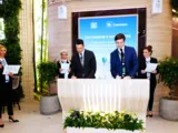 Артём Федорко и Сергей Перов подписывают соглашение