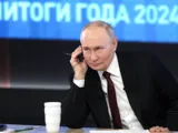 Владимир Путин во время «Прямой линии»