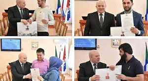 Мэр Сергей Кравчук раздаёт сертификаты