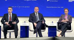 Антон Мороз на форуме (в центре)