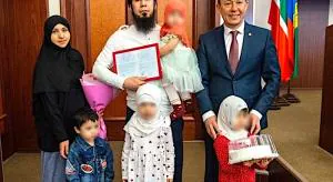 Рамиль Муллин с осчастливленной им семьёй 