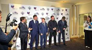 Антон Глушков (в центре) во время пресс-подхода