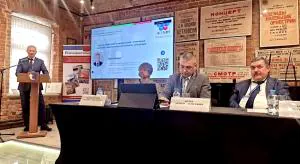 Михаил Викторов докладывает, Михаил Богданов (крайний справа) слушает