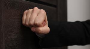 Буйного жильца выгнали из дома