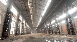 Один из заброшенных цехов завода