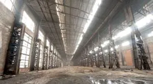 Один из заброшенных цехов завода