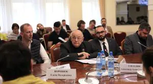 Валерий Мозолевский (в центре)