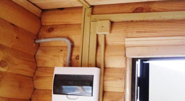 Как безопасно провести электричество в деревянном доме